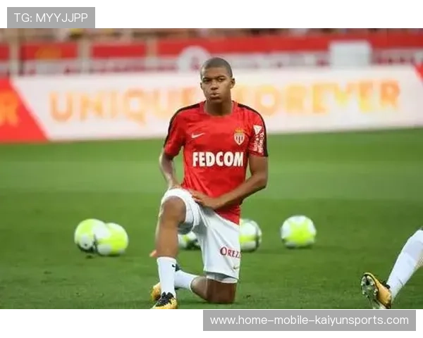 姆巴佩在训练中为新秀指点战术,展现领袖潜质 姆巴佩在训练中为新秀指点战术,展现领袖潜质