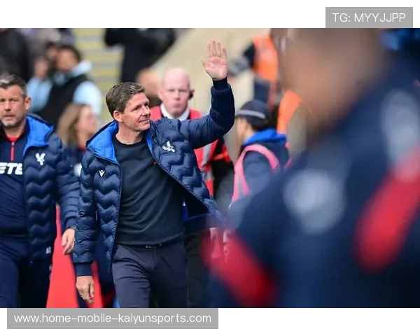 曼联神秘女子现身训练基地，英媒彻底炸了