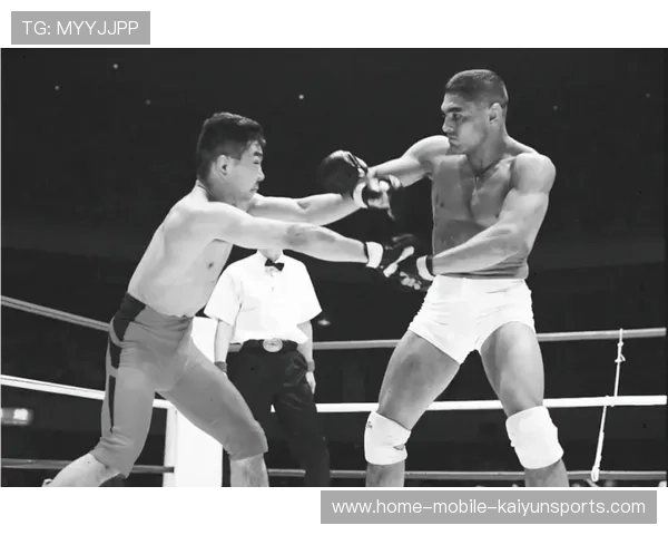 MMA搏击赛爆发血战，对手鼻骨疑似断裂